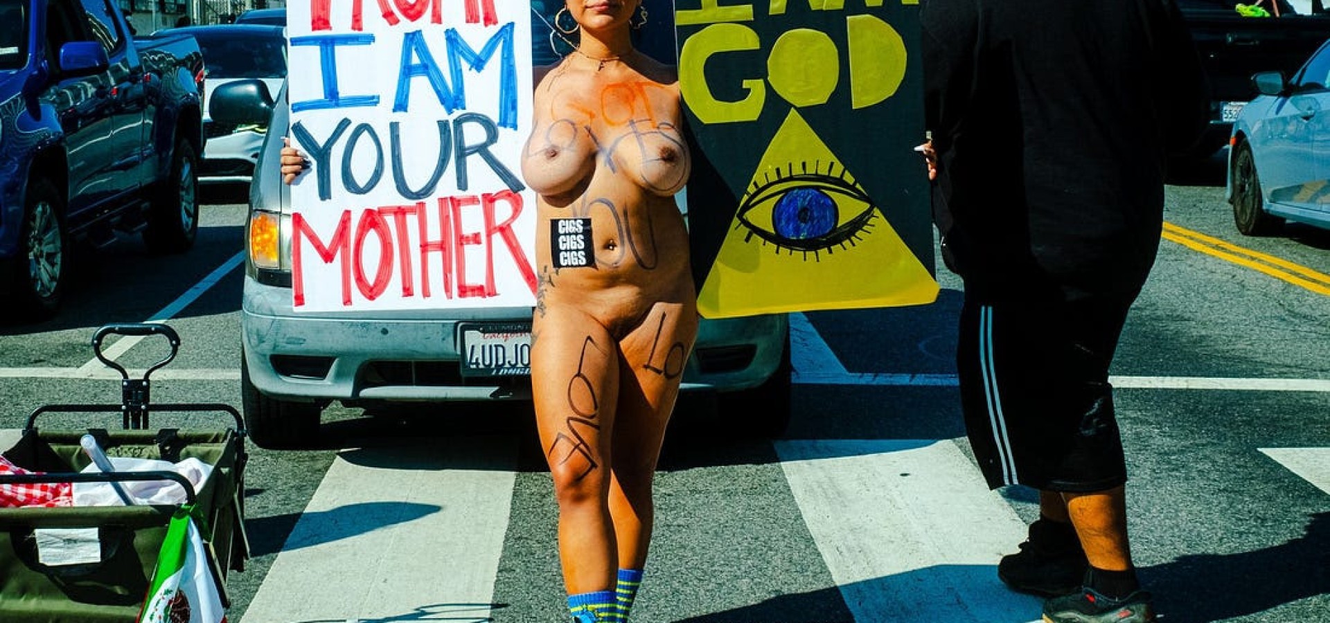 Nude protester halts traffic during anti‑ICE demonstrations in Los Angeles